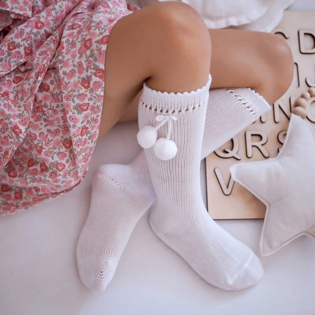 Przejdź do produktu Podkolanówki perle pompoms białe Condor *200