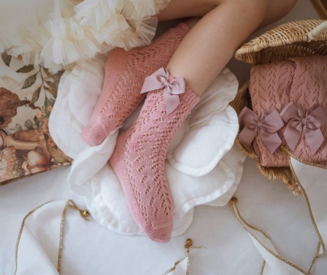 Przejdź do produktu Skarpetki ażurowe Brudny róż kokarda Condor *526