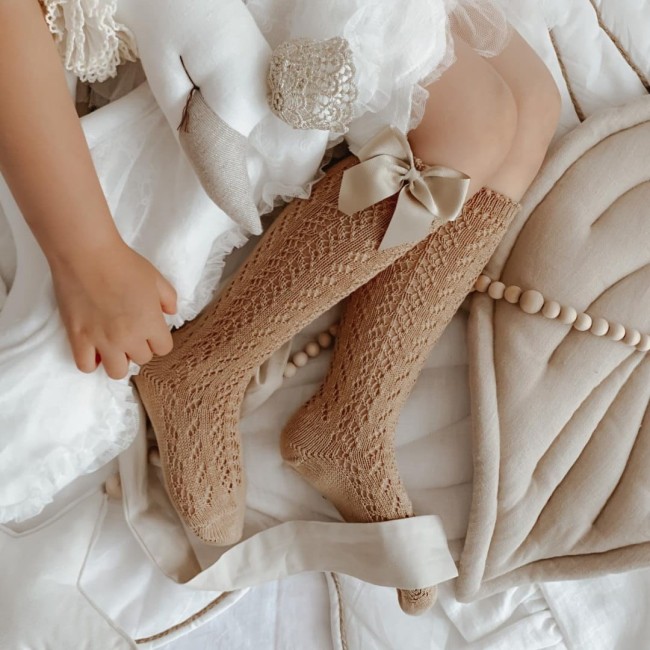 Przejdź do produktu Podkolanówki ażurowe kokarda camel Condor *326