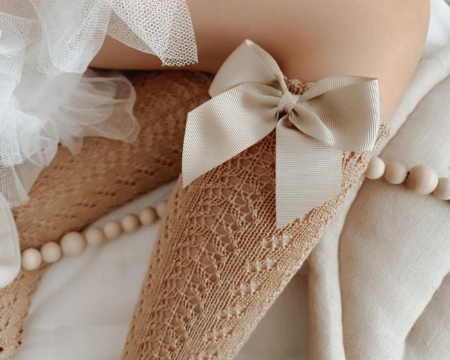 Przejdź do produktu Podkolanówki ażurowe kokarda camel Condor *326