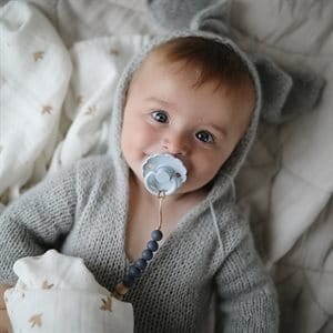 Przejdź do produktu Smoczek FRIGG Daisy Kauczuk Powder Blue 6-18 miesięcy