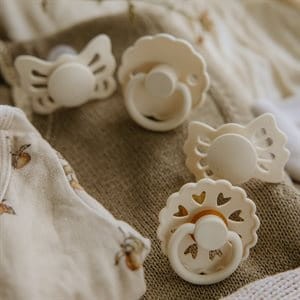 Przejdź do produktu Smoczki FRIGG Baby's First -Floral Heart 4-pack Cream