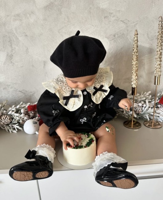 Przejdź do produktu Rampers dla dziewczynki czarny kokardki ecru kołnierzyk