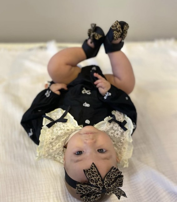 Przejdź do produktu Rampers dla dziewczynki czarny kokardki ecru kołnierzyk