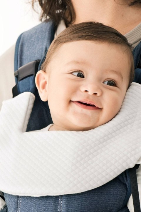 BABYBJORN - śliniaczek do nosidełka ergonomicznego BABYBJORN One, biały