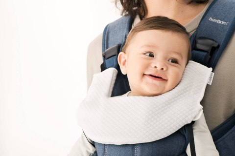 BABYBJORN ONE AIR - nosidełko, Granatowy + śliniaczek do nosidełka ergonomicznego One